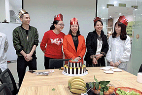 舉辦(bàn)生日會(huì)