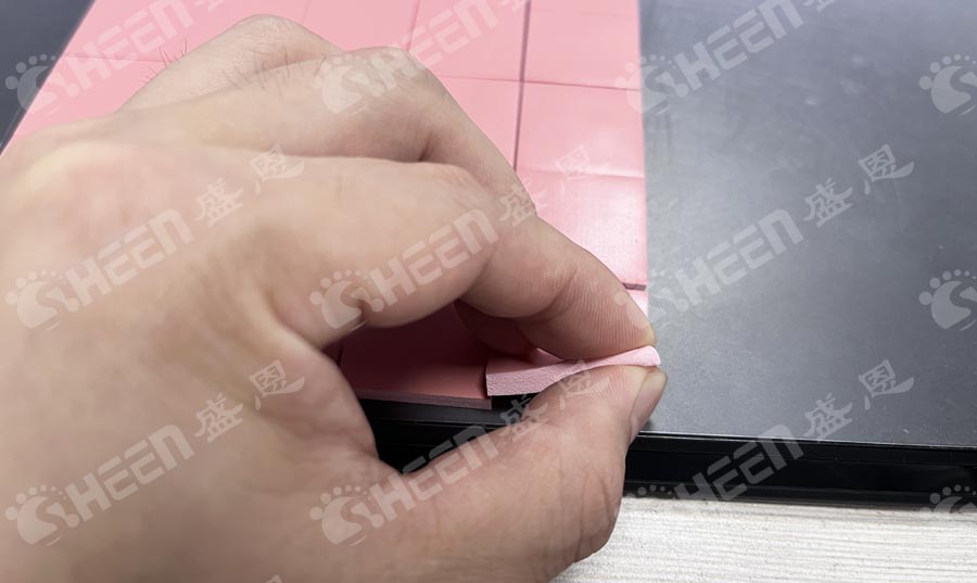 高回彈導熱(re)矽膠片的技(jì)術挑戰與發(fa)展難點